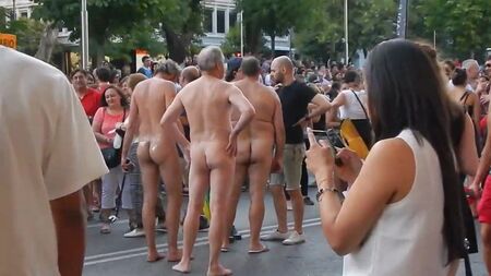 des hommes nus en public