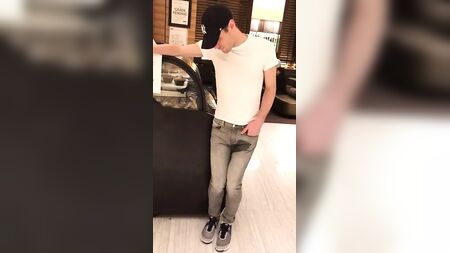 Un garçon a fait pipi dans son pantalon en public
