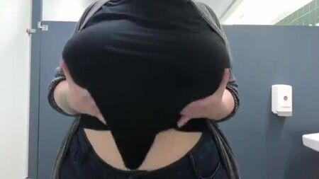 Des seins blancs énormes