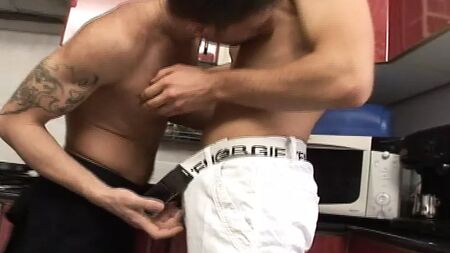 Deux amis se lancent dans des jeux érotiques entre hommes et s'adonnent à des ébats torrides et débridés dans la cuisine