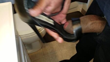 Éjacule sur des talons Steve Madden