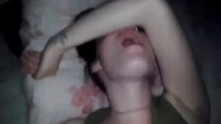 Une belle fille blanche jouit sur une bite arabe