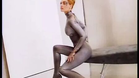 Jeri Ryan - Séance photo de 1997 en combinaison argentée pour Star Trek