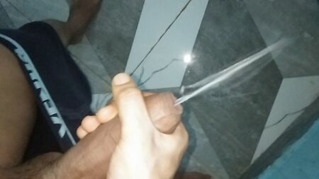 Un garçon de 19 ans se masturbe parce qu'il n'a pas de petite amie