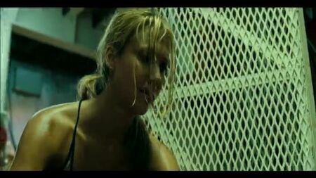 Jessica Alba : un petit incident vestimentaire dans « Into the Blue » (version longue)