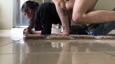 Une femme de ménage seule à la maison avec le propriétaire