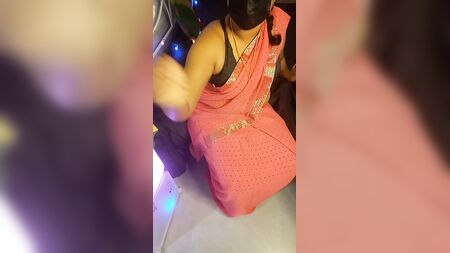 La séduction en sari rose d'une maman tamoule
