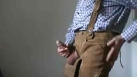 Un Bavarois se pavane dans son Lederhosen