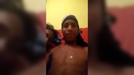 Une jeune fille de Rio en train de faire une petite pipe