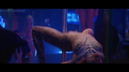 Roselyn Sanchez nue - Yellow (2006) HD 720p Regarder en ligne