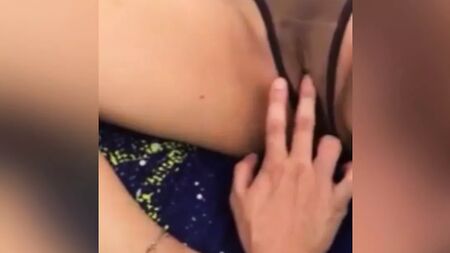 Une ado philippine asiatique parle coquin et veut qu'on lui vienne dedans