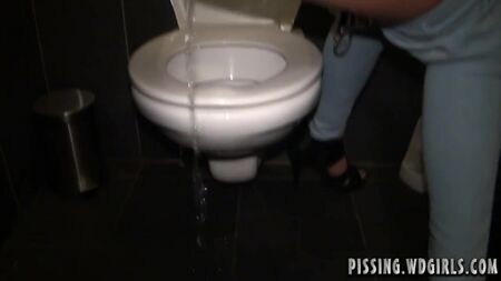Archives de pipi de filles WD - 0150_dina_piss