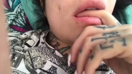 Valentina Davila SG se caresse les seins et la chatte