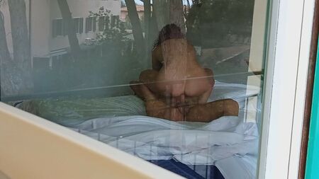 Un voyeur a surpris ses voisins en train de baiser devant une fenêtre ouverte ; j'adore mater le cul de cette milf sexy pendant qu'elle chevauche une énorme bite