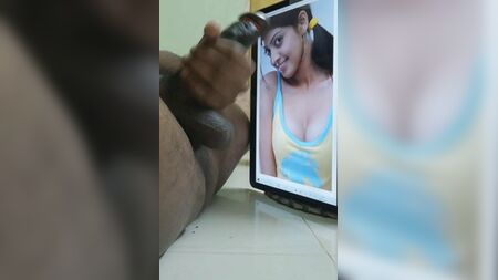 Les seins laiteux et sexy de Pranitha