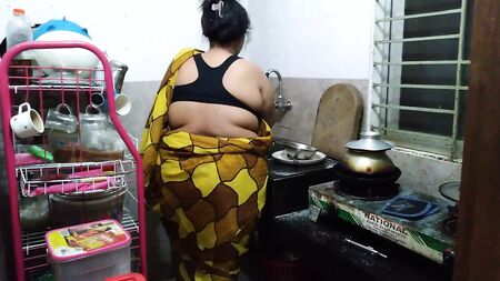 Une tante tamil de 55 ans baise dans la cuisine en sari