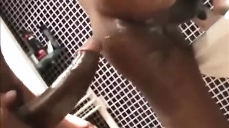 Un papa excité à la bite monstrueuse contre un minet indien bien coquin