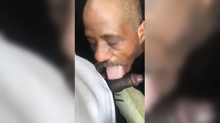 Un sans-abri suce une bite noire et avale le sperme