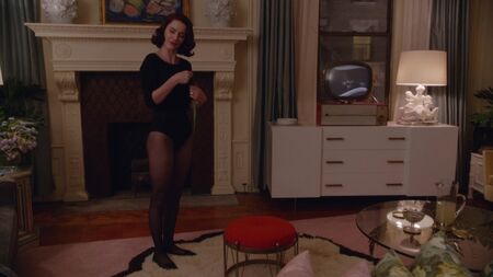 Rachel Brosnahan : sexy - La fabuleuse Mme Maisel (2017) s01e01 (1080p)