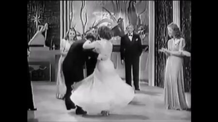 Shirley Temple dans le rôle d'Annie danse le jitterbug, extrait du film *Miss Annie Rooney* (1942)