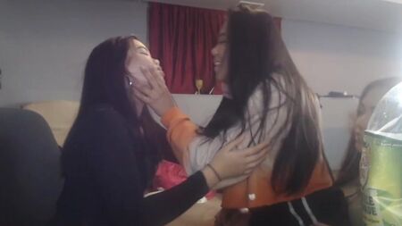 3 filles qui s'embrassent
