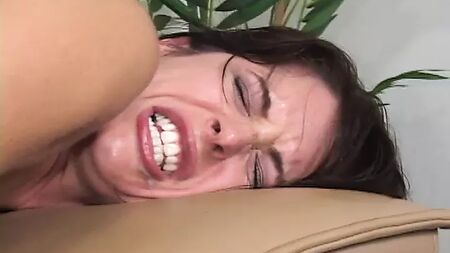 Drunna est une brune sexy qui a très envie de baiser avec une grosse bite