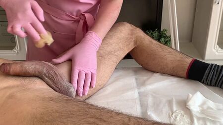 Beaucoup de sperme - éjaculation pendant l'épilation à la cire