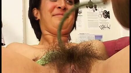 Une chatte poilue parfaite