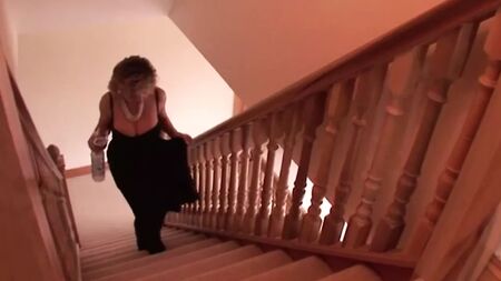 Lady Sonia, en bottes sexy, se fait baiser sauvagement