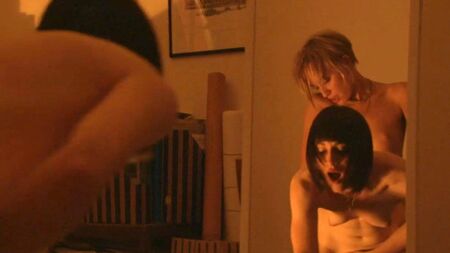 Ruta Gedmintas et Natasha O'Keeffe : une relation sexuelle avec un gode-ceinture