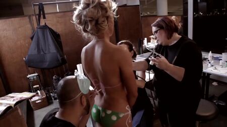 La star du golf Natalie Gulbis se montre entièrement nue, vêtue uniquement de peinture corporelle _ Sports I