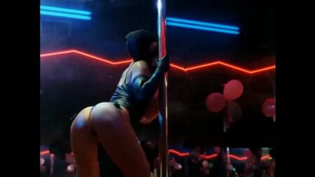 Julie K. Smith seins nus - Le Jour du guerrier (1996)
