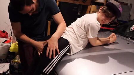Papa et FTM s'amusent dans le garage