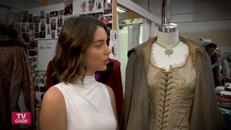 Dans les coulisses de la garde-robe de « Once Upon a Time » avec Adelaide Kane