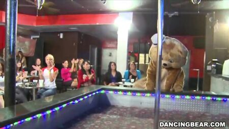 Soirée fellation avec un ours dansant dans un club de strip-tease (720p)