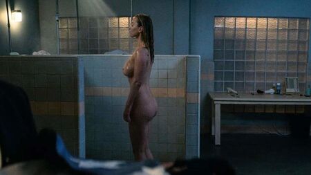 Scène de nu de Betty Gilpin (fesses et seins) sur ScandalPlanet.Com