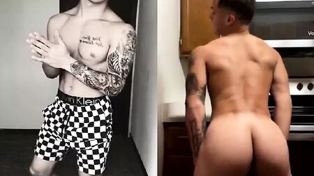 un mec sexy qui s'exhibe nu