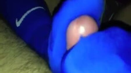 Fellation avec les pieds et les orteils, en chaussettes de foot bleues