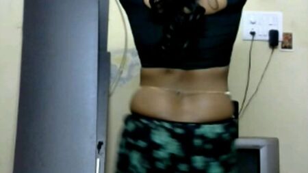 CD KRITHI « SAREE NAVEL TEASE » avec chaîne de ventre et mouvements de hanches