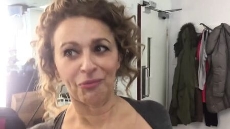 Nadia Sawalha exhibe ses gros seins