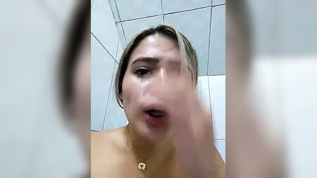 Sara a un orgasme à l'arrêt de bus