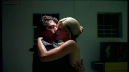 Natasha Henstridge nue - Secon Skin (2000)