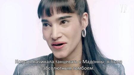 Sofia Boutella sort du lit en faisant le pont