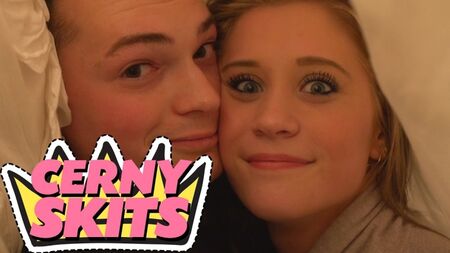 Sketches d'Amanda Cerny avec Lance Stewart, Lizzie Wurst, Jordan Taylor, Katja Glieson et Justin Roberts