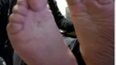 Pieds d'hommes hétéros devant la webcam - semelles charnues