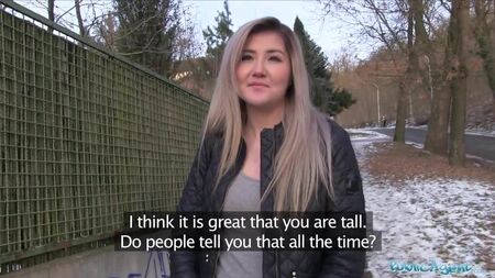 Une jolie Russe, actrice porno, adore le sexe contre de l'argent