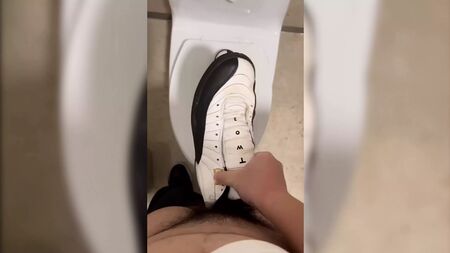 Baiser et jouir dans des baskets Nike Air Jordan