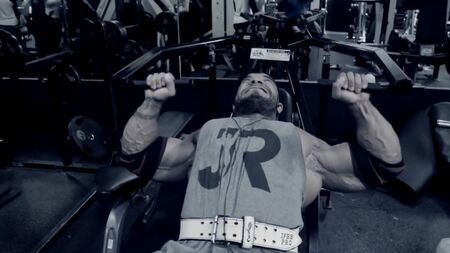Sergio Oliva Jr. travaille ses pectoraux