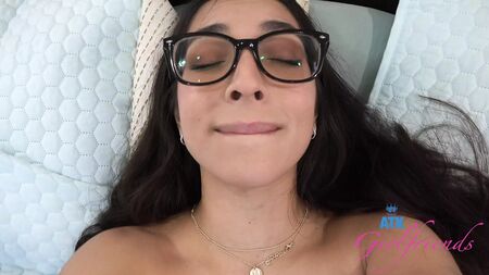 Madison Wilde, une jeune amatrice à lunettes, se fait lécher la chatte et suce une bite en POV