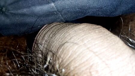 Une bite noire. Une bite indienne en sous-vêtements. La taille du pénis augmente